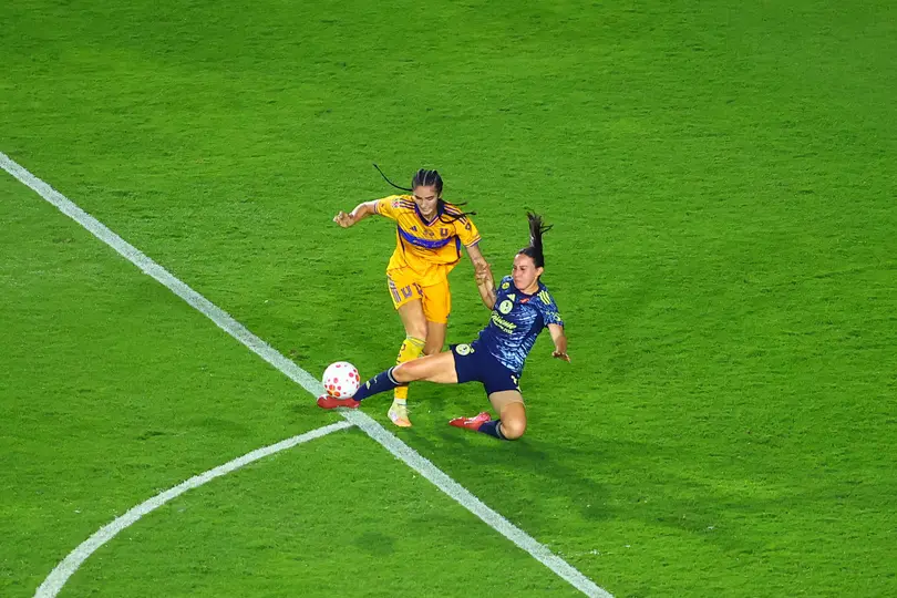 Diana Ordoñez y Kimberly Rodríguez durante el partido de vuelta de la Final ente Tigres y América en la Liga MX Femenil | IMAGO 7