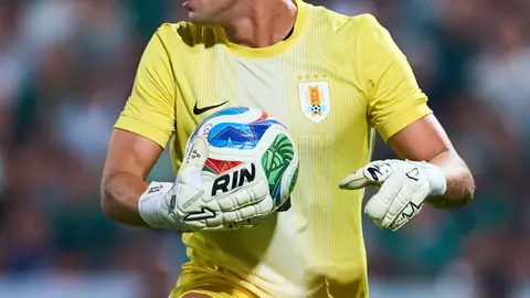 Portero de Uruguay con el balón l MEXSPORT