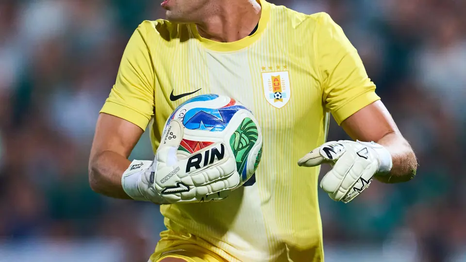 Portero de Uruguay con el balón l MEXSPORT