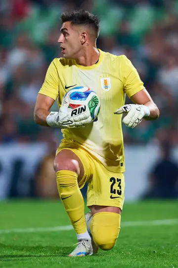 Portero de Uruguay con el balón l MEXSPORT
