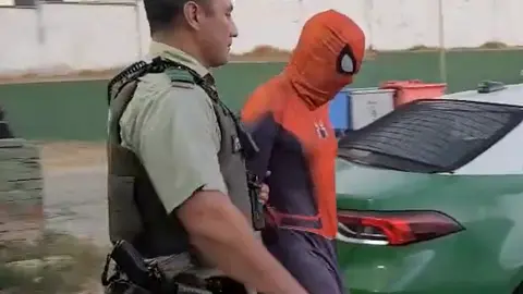 Un hombre disfrazado de “Hombre Araña” fue detenido en calles de Valparaíso tras un control policial. / X