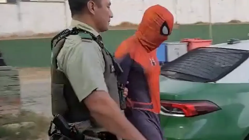 Un hombre disfrazado de “Hombre Araña” fue detenido en calles de Valparaíso tras un control policial. / X