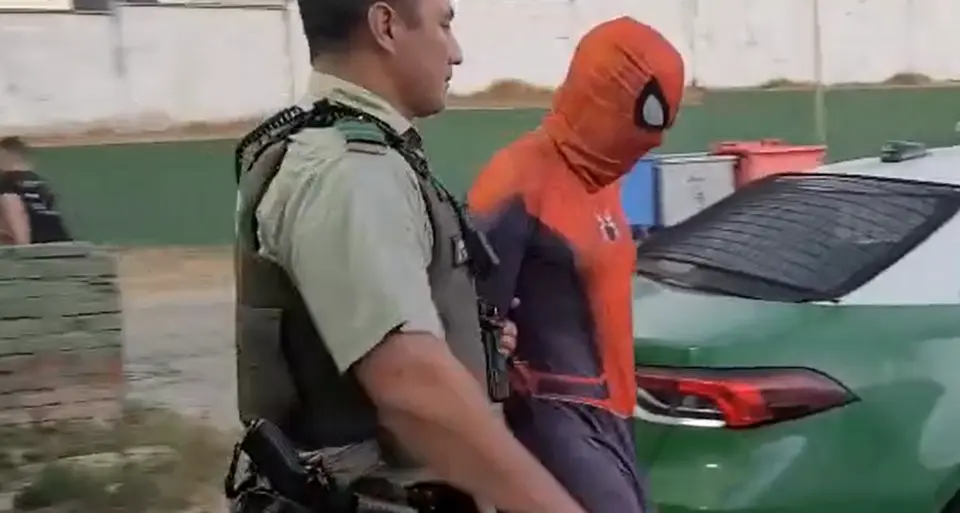 Un hombre disfrazado de “Hombre Araña” fue detenido en calles de Valparaíso tras un control policial. / X