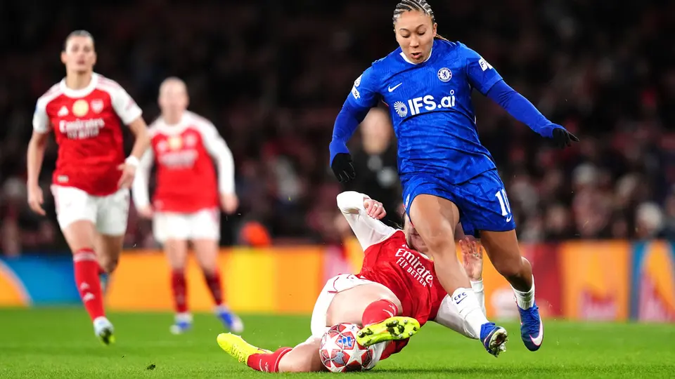 Lotte Wubben-Moy disputa el balón contra Lauren James en el partido de Arsenal contra Chelsea en la Champions League | AP
