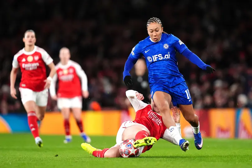 Lotte Wubben-Moy disputa el balón contra Lauren James en el partido de Arsenal contra Chelsea en la Champions League | AP