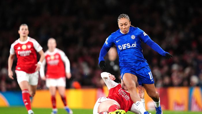 Lotte Wubben-Moy disputa el balón contra Lauren James en el partido de Arsenal contra Chelsea en la Champions League | AP