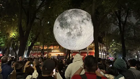La luna "flotante" es una de las principales atracciones.  / Georgina Sánchez