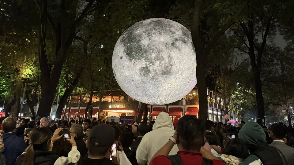 La luna "flotante" es una de las principales atracciones.  / Georgina Sánchez