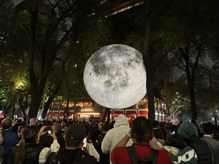 La luna "flotante" es una de las principales atracciones.  / Georgina Sánchez