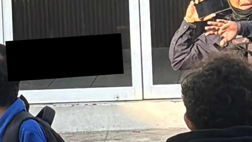 Una de las maestras quedó tirada en la puerta de la preparatoria privada Antón Makarenko / Redes Sociales