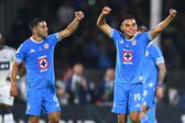 Erik Lira y Carlos Rodríguez en un partido de Cruz Azul | MEXSPORT