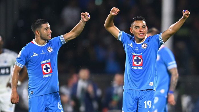 Erik Lira y Carlos Rodríguez en un partido de Cruz Azul | MEXSPORT