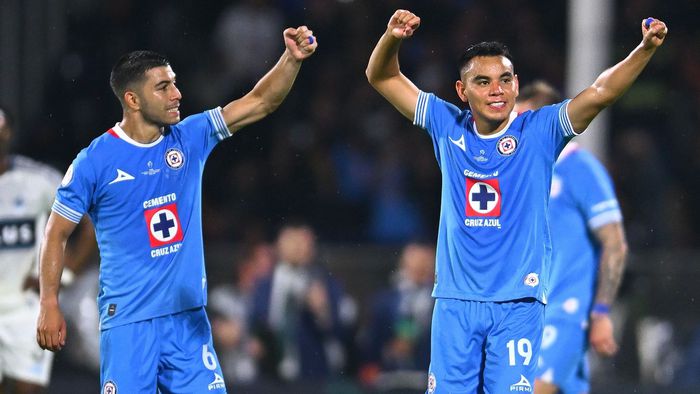 Erik Lira y Carlos Rodríguez en un partido de Cruz Azul | MEXSPORT
