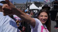 Clara Brugada durante la clase de futbol más grande del mundo, en el Zócalo de la Ciudad de México | AP