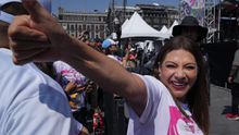 Clara Brugada durante la clase de futbol más grande del mundo, en el Zócalo de la Ciudad de México | AP