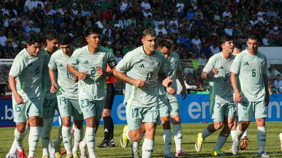 Jugadores de la Selección Mexicana felicitan a Berterame en el juego ante Bolivia | MEXSPORT