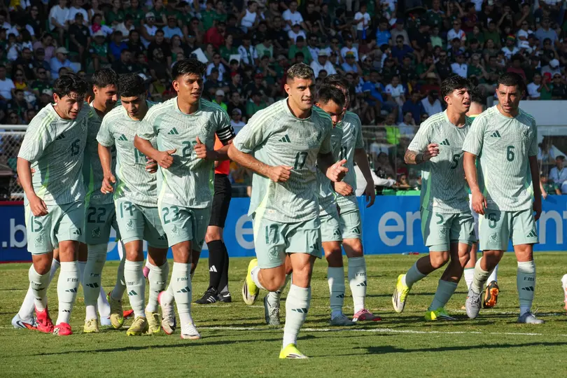 Jugadores de la Selección Mexicana felicitan a Berterame en el juego ante Bolivia | MEXSPORT
