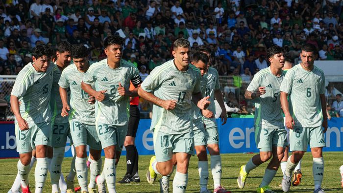 Jugadores de la Selección Mexicana felicitan a Berterame en el juego ante Bolivia | MEXSPORT