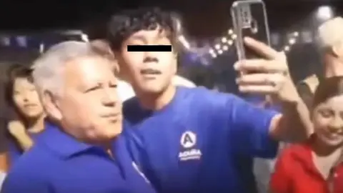 Un joven se acercó con la excusa de una foto antes de lanzar el huevo contra el candidato. / RS
