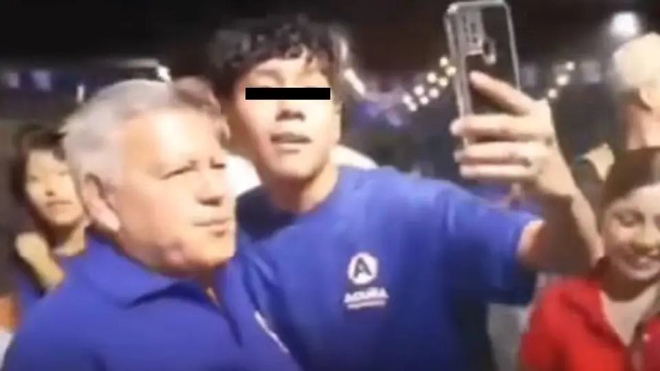 Un joven se acercó con la excusa de una foto antes de lanzar el huevo contra el candidato. / RS