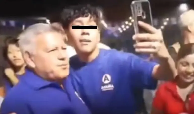 Un joven se acercó con la excusa de una foto antes de lanzar el huevo contra el candidato. / RS