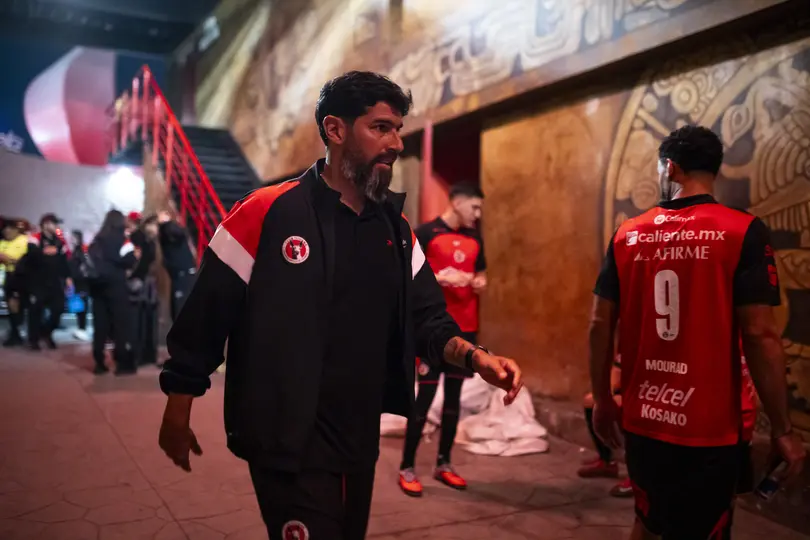 Sebastián Abreu previo a un partido de Xolos de Tijuana en el Clausura 2026 de la Liga MX | IMAGO 7