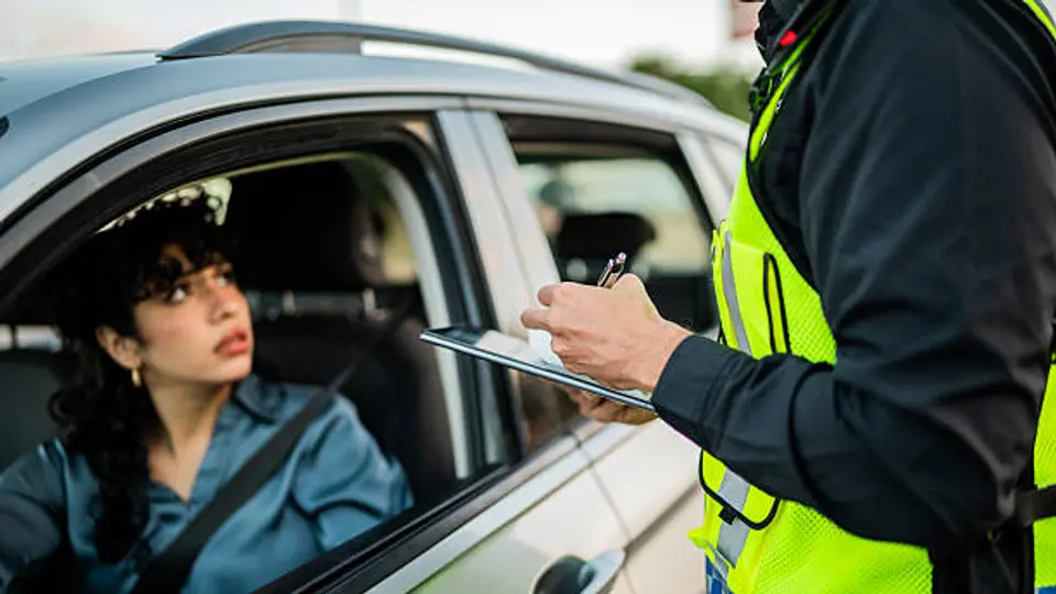 Llevar más personas de las permitidas puede derivar en multas de hasta 3 mil pesos y el envío del auto al corralón./ Pixabay