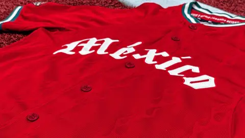 Diablos Rojos añadieron flamas en su jersey principal para la temporada 2026 | X @DiablosRojosMX