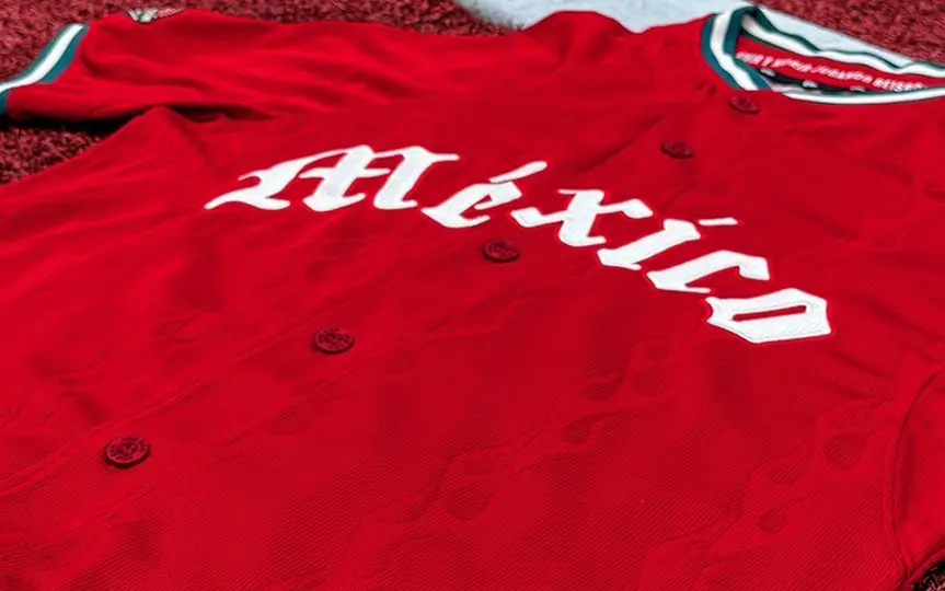 Diablos Rojos añadieron flamas en su jersey principal para la temporada 2026 | X @DiablosRojosMX