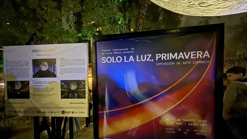 La exposición “Sólo la luz. Primavera” transforma Reforma en un corredor artístico nocturno. / Georgina Sánchez