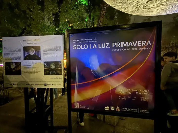 La exposición “Sólo la luz. Primavera” transforma Reforma en un corredor artístico nocturno. / Georgina Sánchez