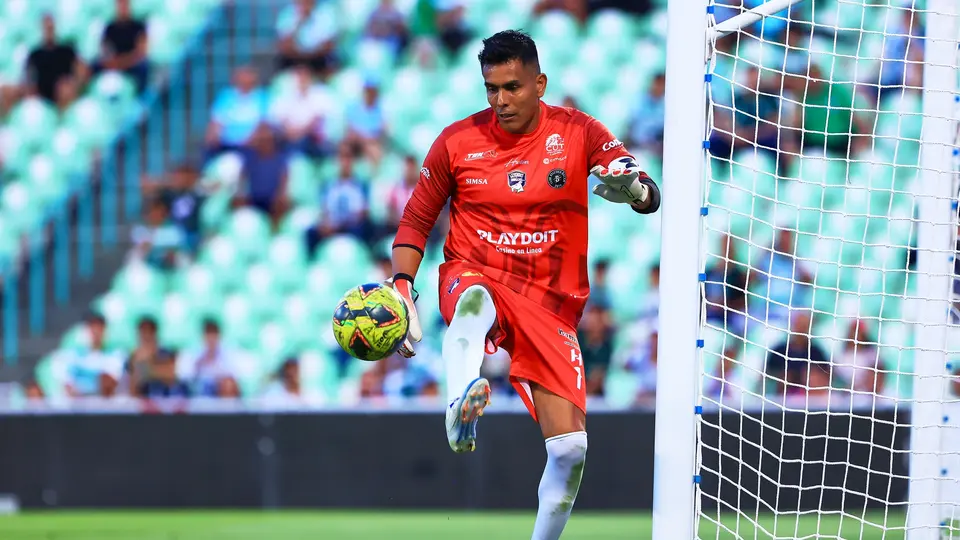 Oswaldo Sánchez controlando un balón en duelo de leyendas Santos vs Chivas l MEXSPORT