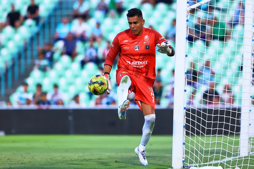 Oswaldo Sánchez controlando un balón en duelo de leyendas Santos vs Chivas l MEXSPORT