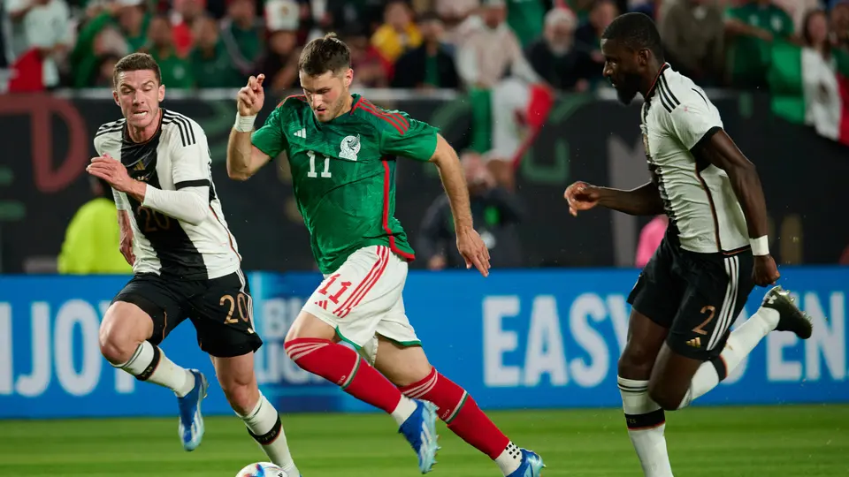 Santiago Giménez controlando el balón ante Alemania en 2023 l MEXSPORT