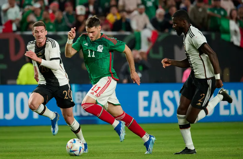 Santiago Giménez controlando el balón ante Alemania en 2023 l MEXSPORT