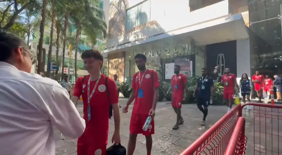Chofer de Nueva Caledonia presume sus buenos modales | Captura de X