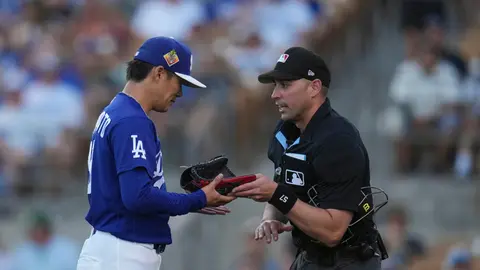 Umpire en partido con Dodgers l AP