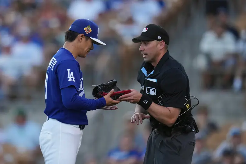 Umpire en partido con Dodgers l AP
