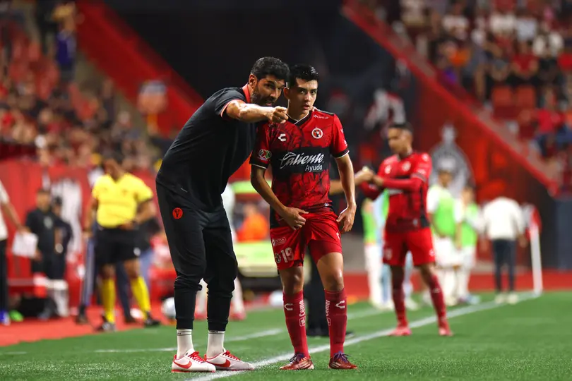 Sebastian Abreu con Gilberto Mora en un partido de Xolos de Tijuana en la Liga MX | IMAGO 7