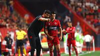 Sebastian Abreu con Gilberto Mora en un partido de Xolos de Tijuana en la Liga MX | IMAGO 7