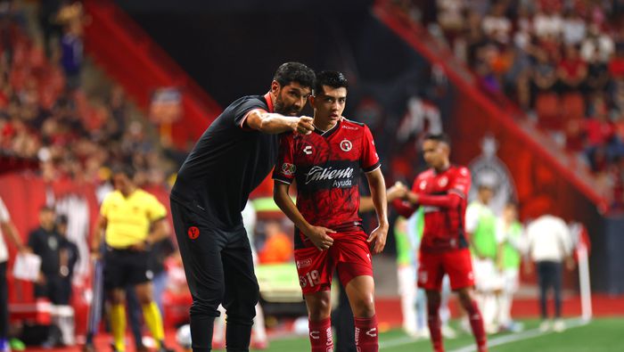 Sebastian Abreu con Gilberto Mora en un partido de Xolos de Tijuana en la Liga MX | IMAGO 7