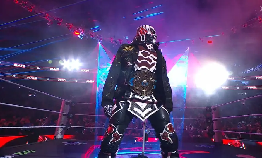 Penta estrenó chamarra en su tercera defensa titular | Captura: WWE