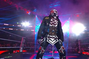 ¡Y todavía...! Penta concreta exitosamente su tercera defensa titular ante Dom Mysterio con un poco de ayuda especial