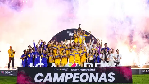 Jugadoras de Tigres en celebración del título del Apertura 2025 de la Liga MX Femenil | IMAGO 7