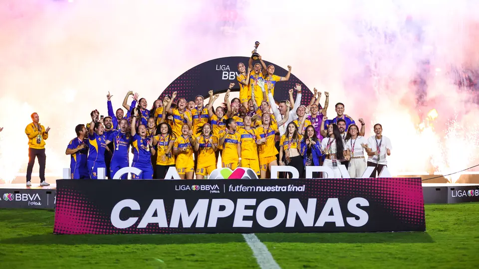 Jugadoras de Tigres en celebración del título del Apertura 2025 de la Liga MX Femenil | IMAGO 7