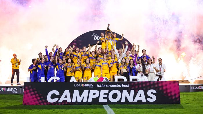 Jugadoras de Tigres en celebración del título del Apertura 2025 de la Liga MX Femenil | IMAGO 7
