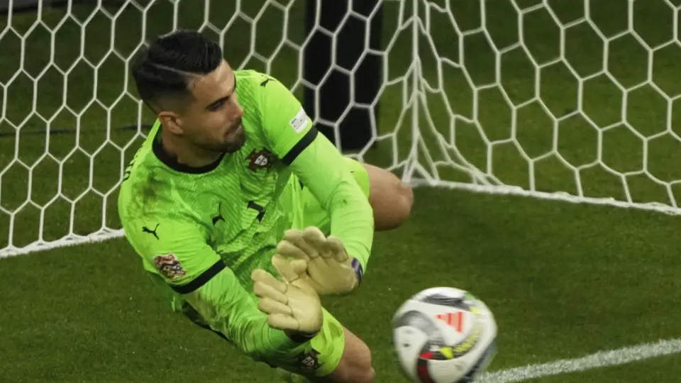 Diogo Costa atajando penal con Portugal | AP