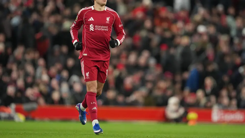Federico Chiesa disputando un partido con Liverpool l AP