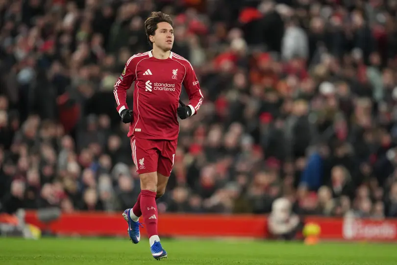 Federico Chiesa disputando un partido con Liverpool l AP