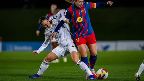 Alexia Putellas se enfrenta a Sara Dabritz en el juego de Barcelona ante Real Madridd en los Cuartos de Final de la Copa de la Reina 2025-26 |  GROSBY GROUP